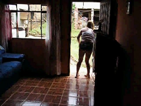 Sula nos afazeres domésticos de shortinho socadinho