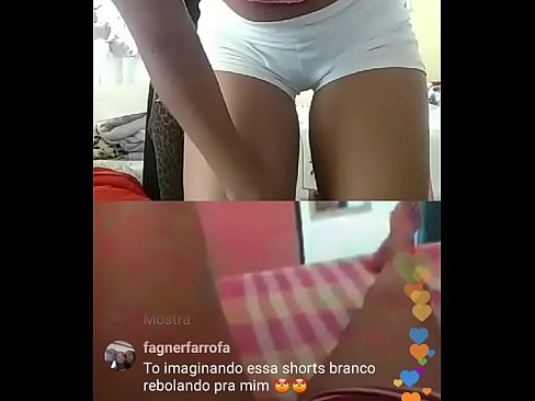 Safadinha dançando gostoso aovivo e a outra acariciando a Xana