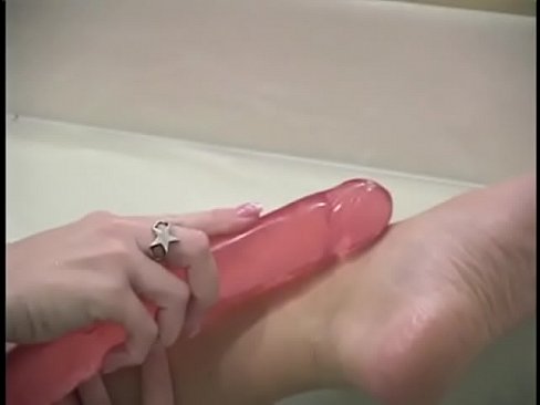 Cailey Taylor likes to bask in the bathroom and masturbates big dildo
