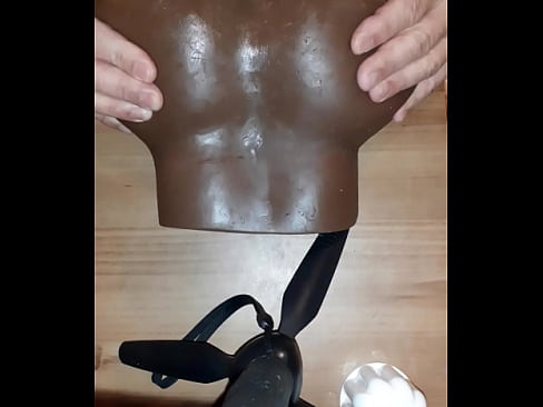 Aimer sucer son jouet avec de la crème
