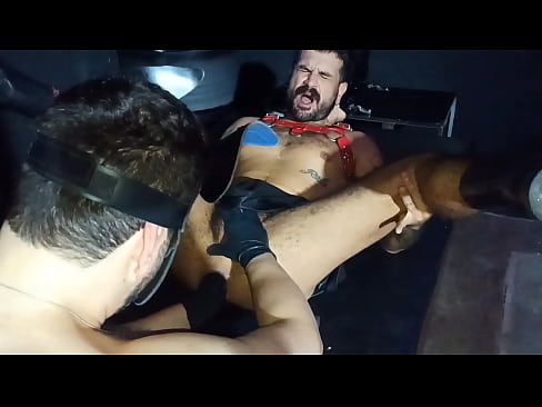 Fisting: Fistado pelo público. Punho de geral entrou