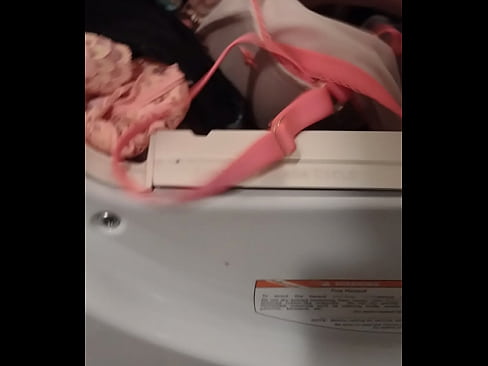 Sacando la lenceria secadora de hijastra