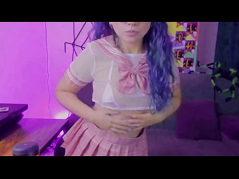 webcam disfrazada de colegiala juega a ser sexy y a jugar con sus pies y su consolador