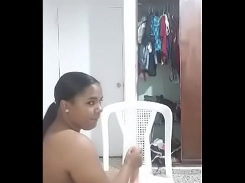 Perra dominicana con tapón en el culo