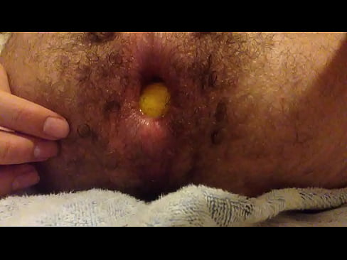 Novinho enfiando laranja no cu