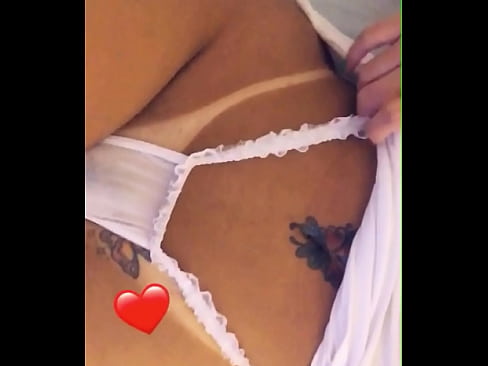 Gostosa com marquinha de biquíni se exibindo