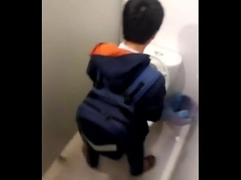 Quay lén sinh viên đi tè