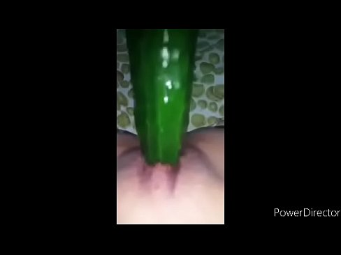Me masturbo con un pepino gigante