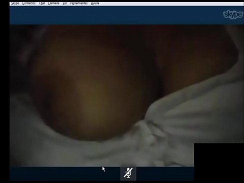 Mi novia enseñando las tetas por skype