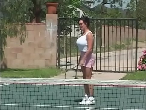 Die Tennisschülerin direkt auf dem Platz gefickt