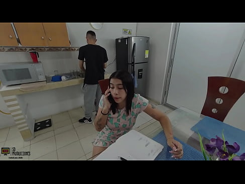 Hermosa petite latina hace una video llamada con su novio y se masturba sin que su hermanastro la descubra