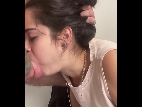 Que delicia assistir a Debora Prado lamuzando seu rostinho com a própria baba enquanto me faz um oral desleixado  Que delicia assistir a Debora Prado lamuzando seu rostinho com a própria baba enquanto me faz um oral desleixado