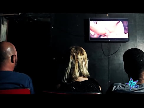 Casada fode com dois homens no cinema