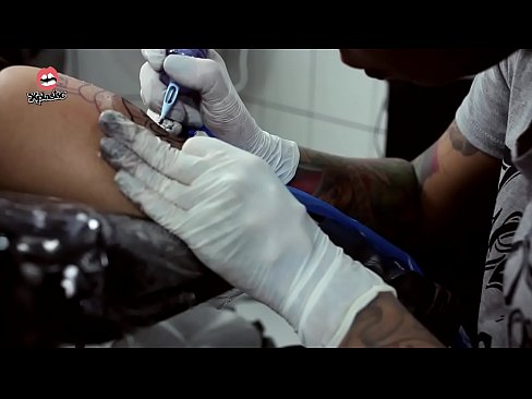 Um documentário sobre tatuagens e ensaios sensuais