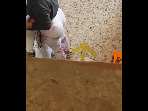 Cuando se agacha se le ve su enorme culote