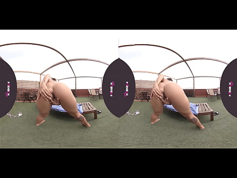 PORNBCN VR 4K | La Joven Jade Presley masturbandose a solas en el exterior del atico hasta correrse a chorros. Realidad virtual 180