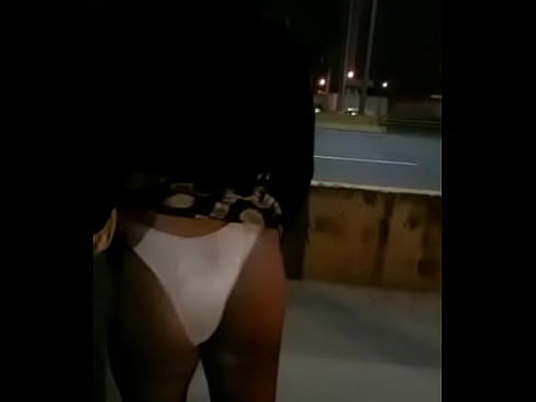Safada na rua de calcinha