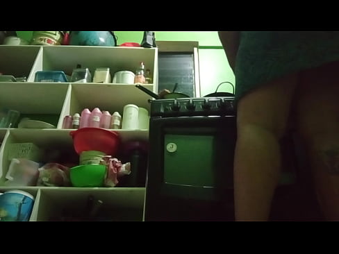 Hijastro recibe vídeo de su madrastra mostrando culo y panocha