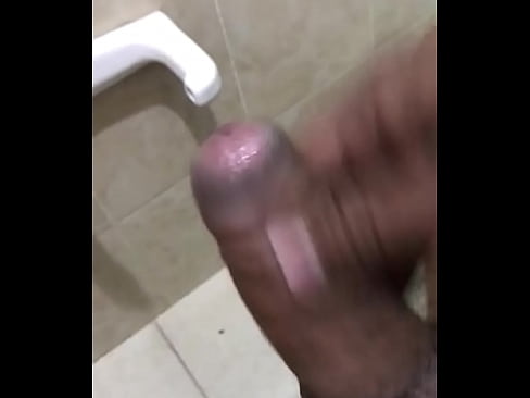 Joven se masturba y se corre en el baño