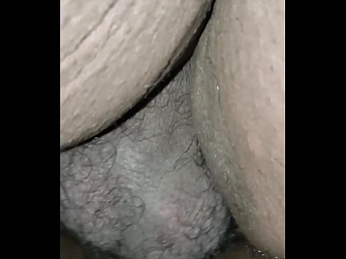 Dois gordinhos transando na beira da cama