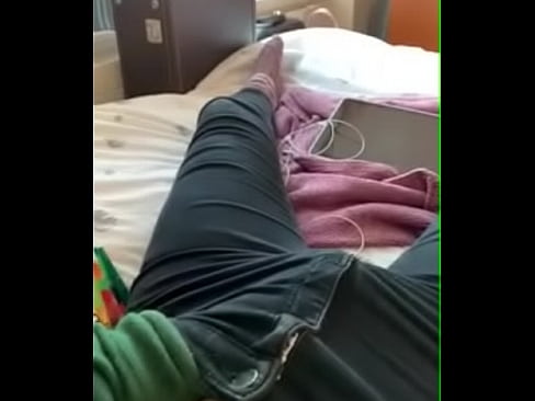 Masturbandose por kik con el pantalón  puesto