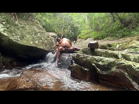CASAL PERVERTIDO É FLAGRADO FODENDO NA TRILHA DA CACHOEIRA
