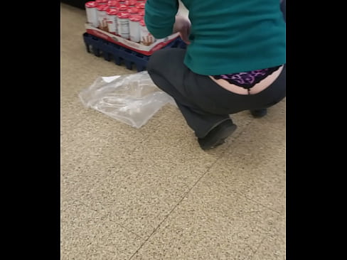 Chica en al tienda le gusta parar el culo