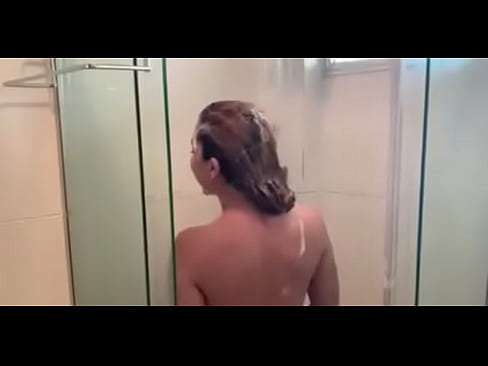 fã safado, entrou no meu banheiro e me filmou no chuveiro