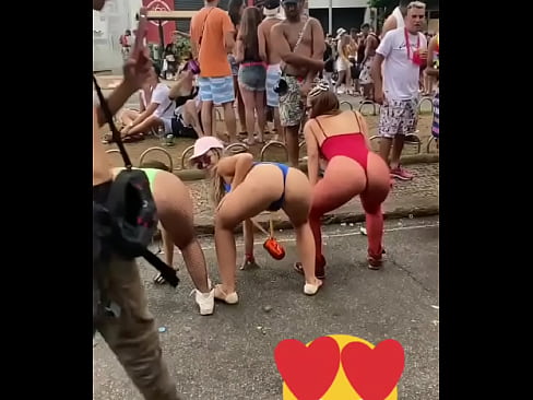 Mulheres dançando no Carnaval