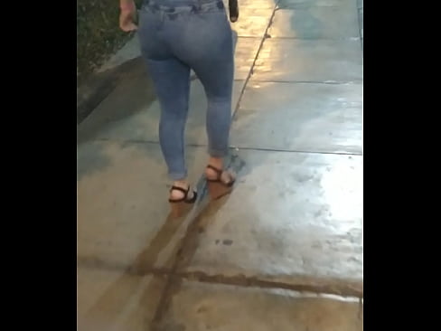 Latina con culazo caminando