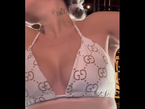 Eu na academia de sutiã transparente com o bico dos meu peitos durinho e os macho me olhando fiquei com muito tesão ! Minha buceta toda molhada escorrendo pelas pernas  Eu na academia de sutiã transparente com o bico dos meu peitos durinho e os macho me olhando fiquei com muito tesão ! Minha buceta toda molhada escorrendo pelas pernas