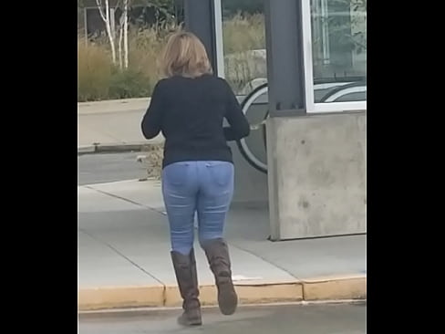 A fan sighting of GILF sex star MarieRocks in a parking lot