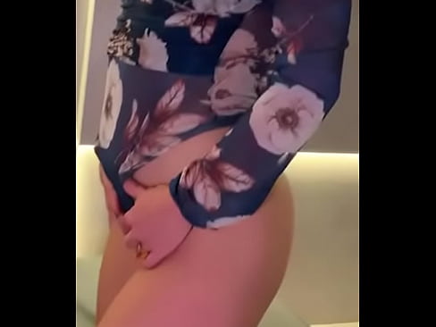 Esposa gostosa rebolando com a xaninha loirinha