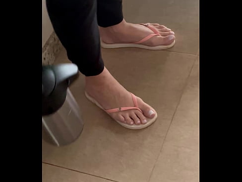 Pezinhos na rua de mulheres lindas e gostosas