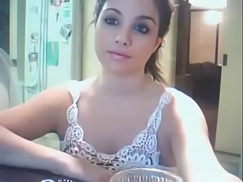 Cara de princesa y tetas maravillosas en la webcam