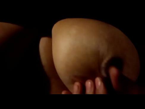 Me manda un video de sus pechos bañándose