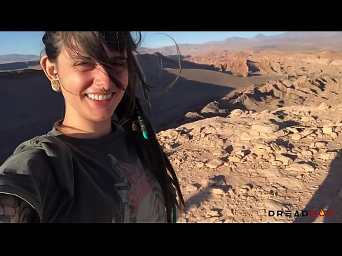 Putaria no deserto com gozada na cara