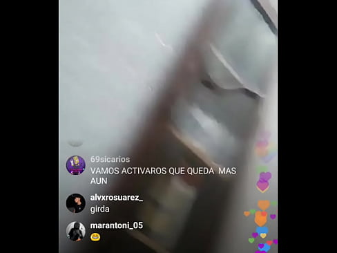 Se masturba con el dentífrico