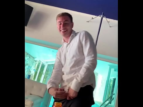 Max felicitas apre la bottiglia con un gran colpo di cazzo il cazzo