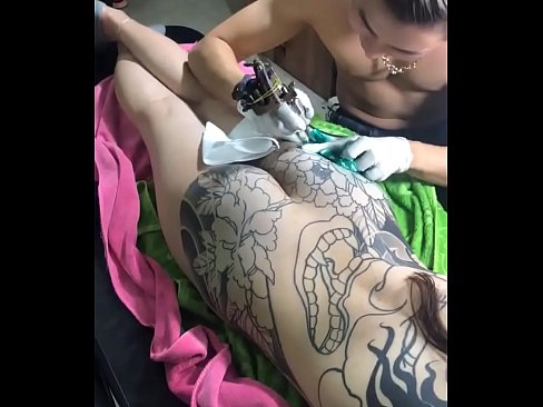 Viet girl make a tattoo