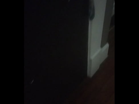Hijastra descubre que entro a su abitacion
