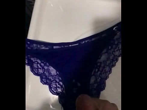 Cunhada safada, calcinha azul banheiro