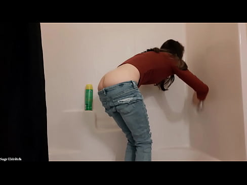 Buttcrack in Jeans: Cleaning the Bathroom