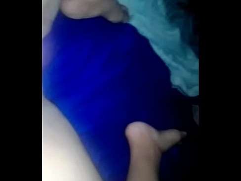 pillada con su juguete