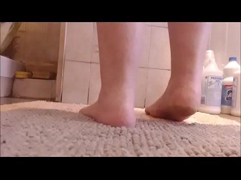 I miei bellissimi piedini pronti qui tutti per te  I miei bellissimi piedini pronti qui tutti per te