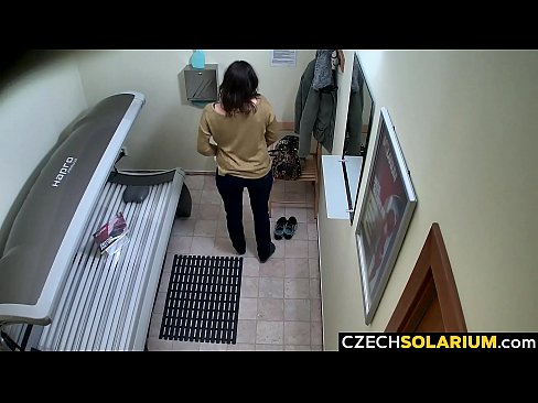Czech MILF Fingering Pussy in Solarium Tube