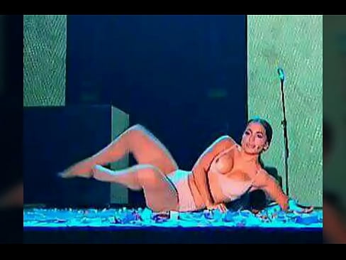 Anitta pagando peitinho prêmio multishow