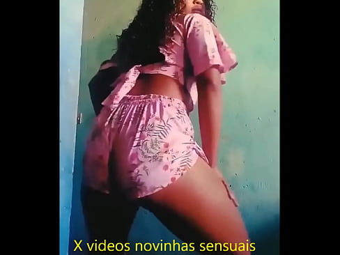 novinha rebolando shortinho