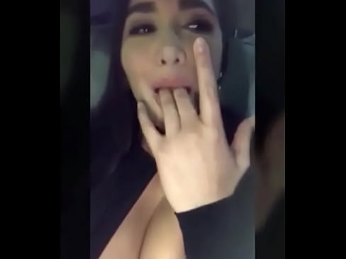 Cantante Colombiana metiendo dedo en su vagina