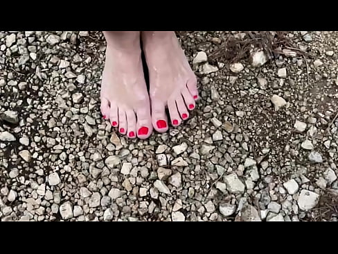 Pissing on MILF babe Feet on the Beach